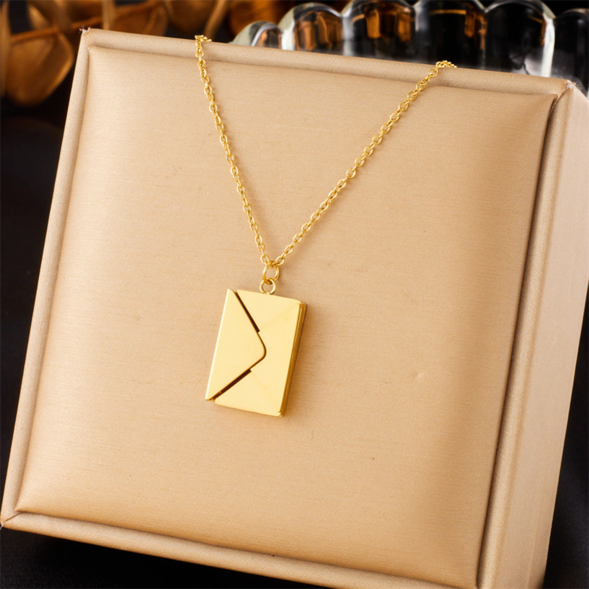 Collier pendentif enveloppe simple mode rétro